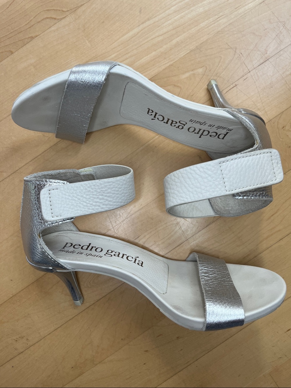 Pedro Garcia Winka Heels
Pebbled Leather White & Silver Metallic EU 37.5 - Picture 3 of 8